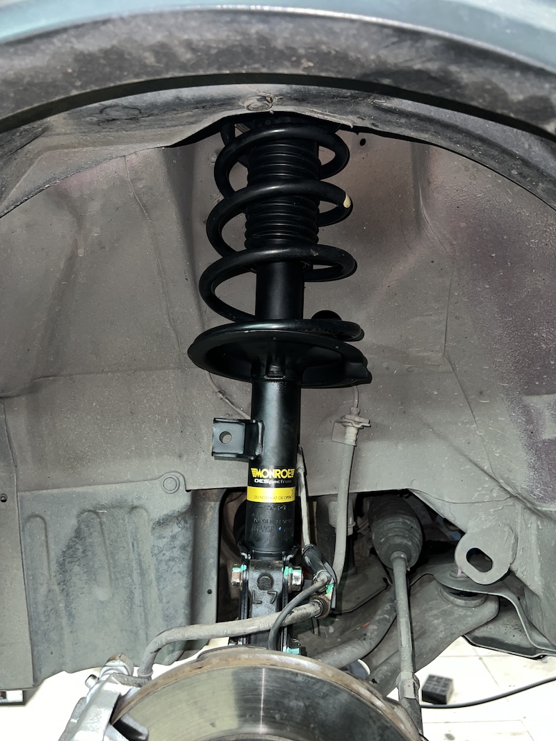 Suzuki Swift | อัปเกรดโช้คอัพ Monroe OE Spectrum | คืนความนุ่มนวล มั่นคง - ยางเจริญรุ่งเรือง นนทบุรี ติดตั้งโช้คอัพ Monroe OE Spectrum พร้อมอะไหล่ส่วนควบใหม่ทั้งหมด สิ่งที่จะได้รับหลังจากติดตั้ง: ฟีลลิ่งแบบรถยุโรป: โช้คอัพ Monroe OE Spectrum ให้ความ นุ่มนวล และยืดหยุ่นสูง ขับสบายในทุกสภาพถนน ไร้กังวลเรื่องเสียง: เทคโนโลยี ICV ช่วยลดแรงสั่นสะเทือนและเสียงรบกวนในห้องโดยสาร ทำให้การขับขี่เงียบขึ้น ทนทานกว่าเดิม: ผลิตด้วยวัสดุคุณภาพสูง ทนทานต่อการใช้งาน และยืดอายุการใช้งานของช่วงล่าง ความมั่นคงที่เพิ่มขึ้น: รถทรงตัวได้นิ่งขึ้น ลดอาการโคลงเคลง เข้าโค้งมั่นใจ เหมาะสำหรับใคร? เจ้าของ Suzuki Swift ที่ต้องการความสบายในการขับขี่ประจำวัน ผู้ที่ต้องการอัปเกรดช่วงล่างให้มีความมั่นคง ปลอดภัย และนุ่มนวลยิ่งขึ้น  สำหรับเจ้าของ Swift ที่อยากได้ฟีลลิ่งขับขี่ที่สบายขึ้น แต่มั่นใจกว่าเดิม Monroe OE Spectrum คือคำตอบ!  สอบถามข้อมูลเพิ่มเติม หรือนัดหมายเข้ารับบริการ  ️ : 08-6569-1915  ️ : 08-6544-5963   Line id : @88rw   Location : https://goo.gl/maps/HrNUAZXPN94KvxZ98   Facebook : https://www.facebook.com/88rwtire #Suzuki #Swift #Monroe #OESpectrum #โช้คอัพ #ช่วงล่าง #ยางเจริญรุ่งเรือง #นนทบุรี #งามวงศ์วาน #ช่วงล่างรถยนต์ #โช้คอัพรถยนต์